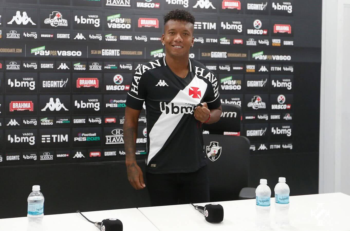 Jhon Sánchez posa com a camisa do Vasco