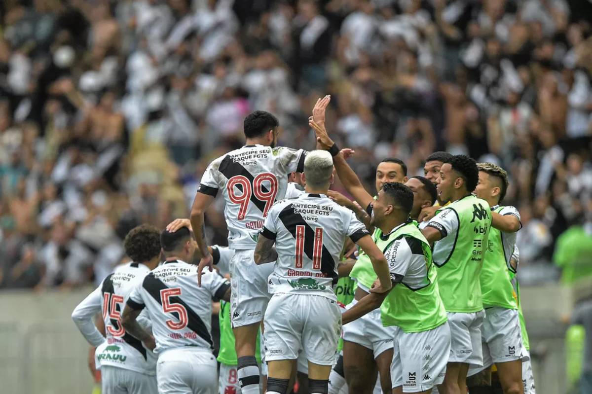 Jogadores do Vasco comemorando gol contra o Cruzeiro pela Série B 2022