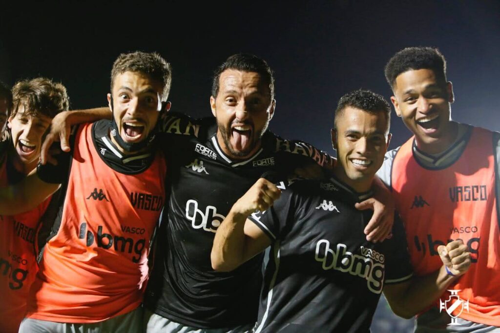 Jogadores comemorando gol de Morato contra o Goiás
