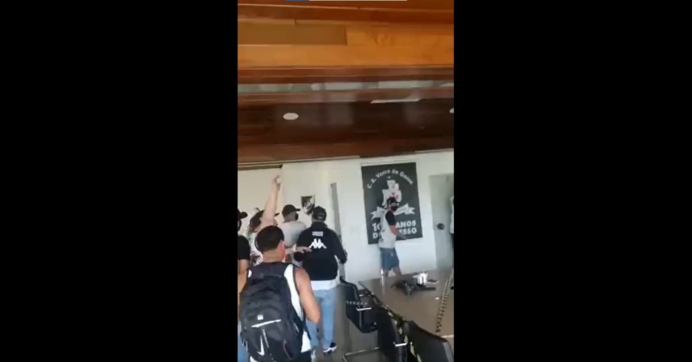 Membros de organizadas invadem sala da presidência em São Januário