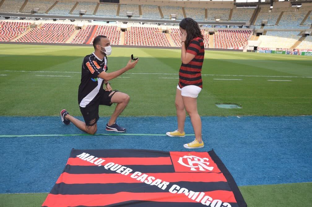 Derek pede Maria em casamento em bandeira do Flamengo