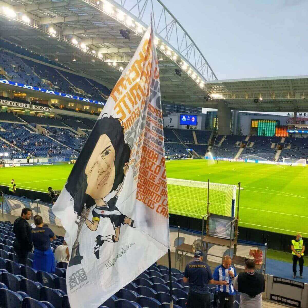 Bandeirão em homenagem a Roberto Dinamite no estádio do Porto