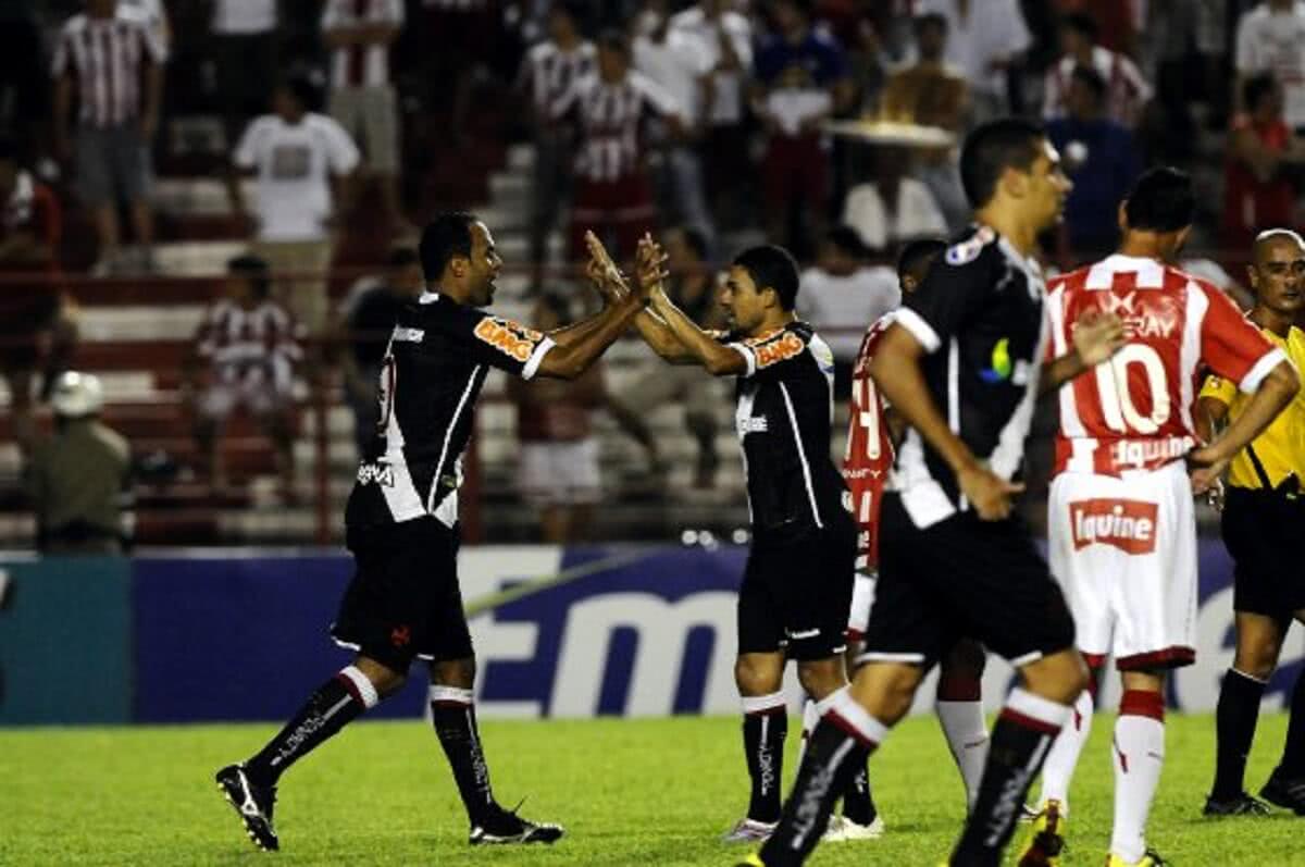 Alecsandro e Eder Luis comemorando gol contra o Náutico em 2011