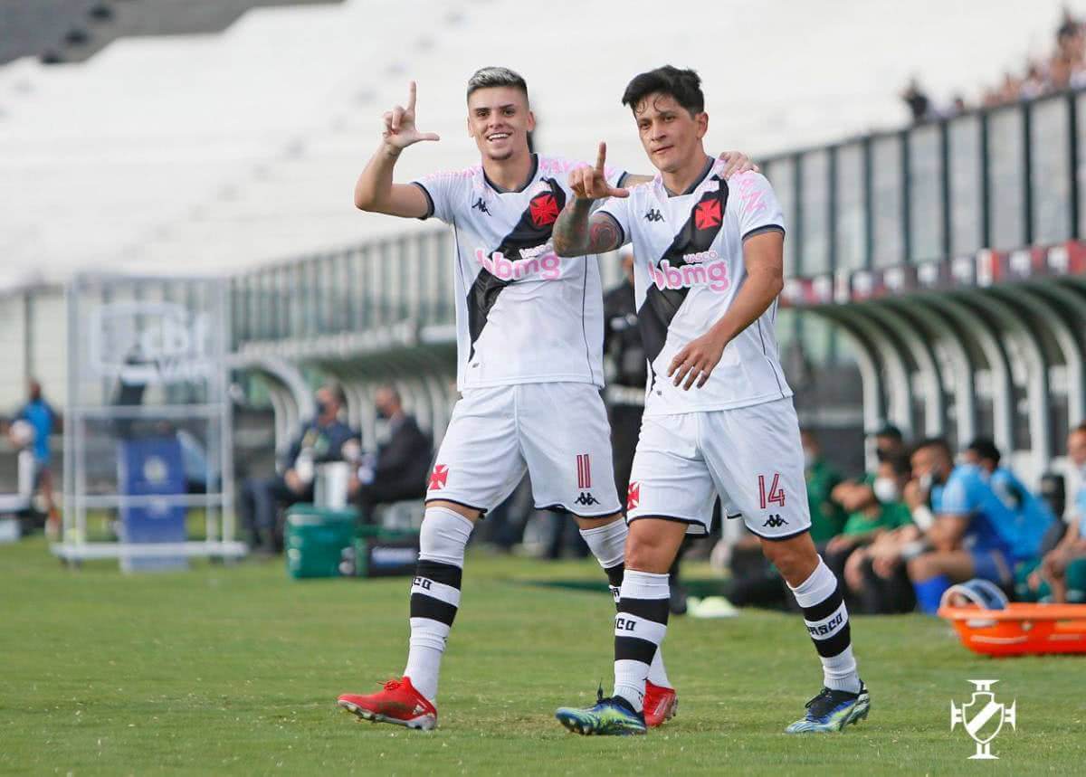 Pec e Cano comemorando gol contra o Coritiba