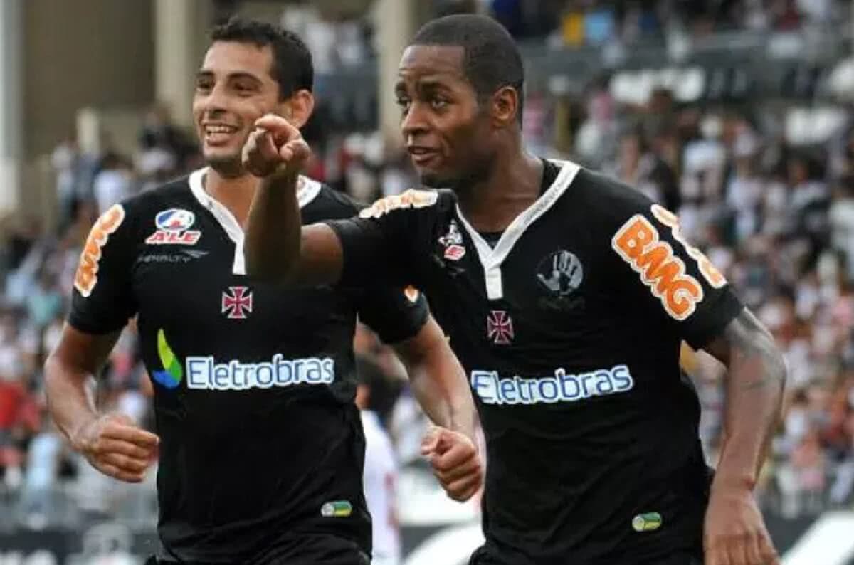 Dedé e Diego Souza comemorando gol pelo Vasco em 2011