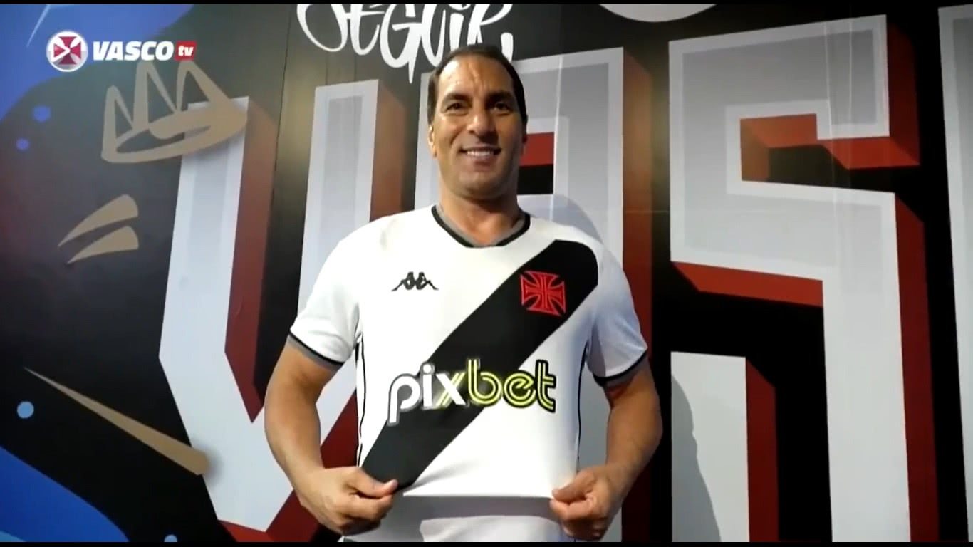 Edmundo usando camisa do Vasco com a logo da PIXBET