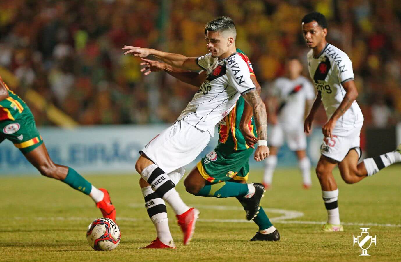 Gabriel Pec durante jogo contra o Sampaio Corrêa pela Série B 2021