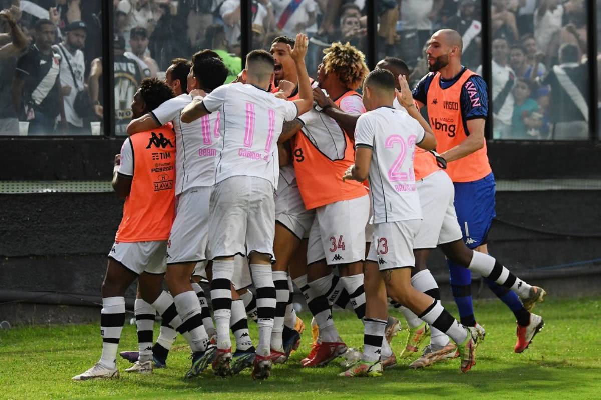Jogadores do Vasco comemorando gol contra o Coritiba