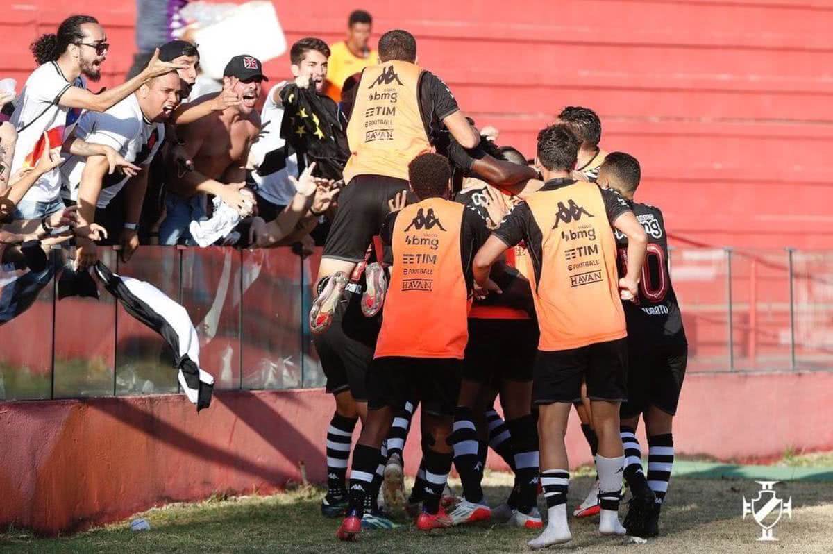 Jogadores do Vasco comemorando com a torcida gol contra o Náutico