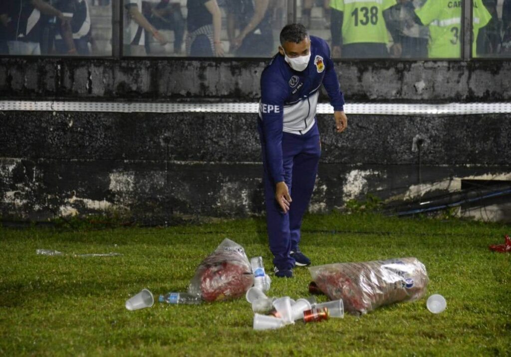 Copos e latas arremessados por torcedores no gramado de São Januário