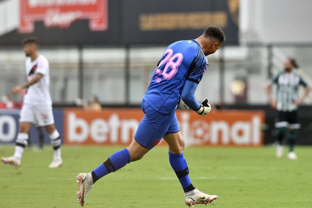 Lucão comemorando a vitória contra o Coritiba