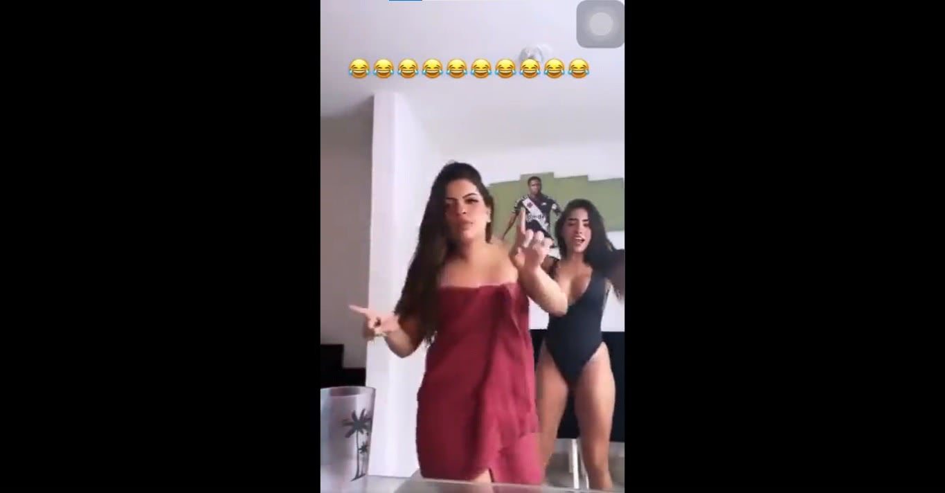 Mulheres gravam vídeo na casa de Juninho