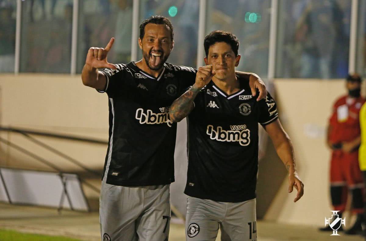 Nenê e Cano comemorando gol contra o Confiança