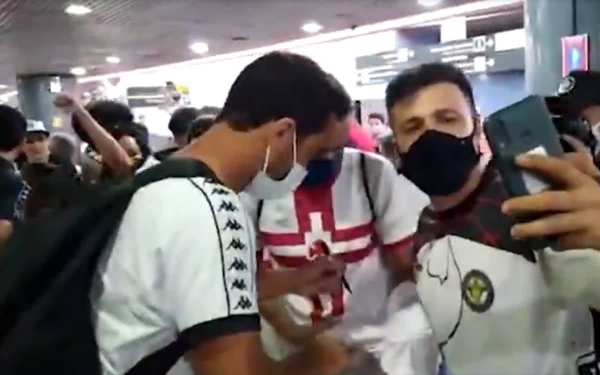 Nenê atende torcida durante desembarque em Recife