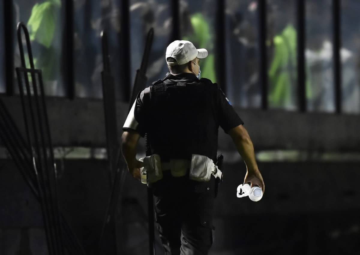 Policial com copos arremessados em São Januário