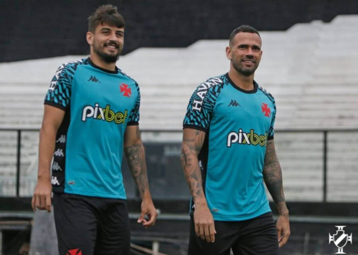 Ricardo Graça e Castan com novo uniforme de treino