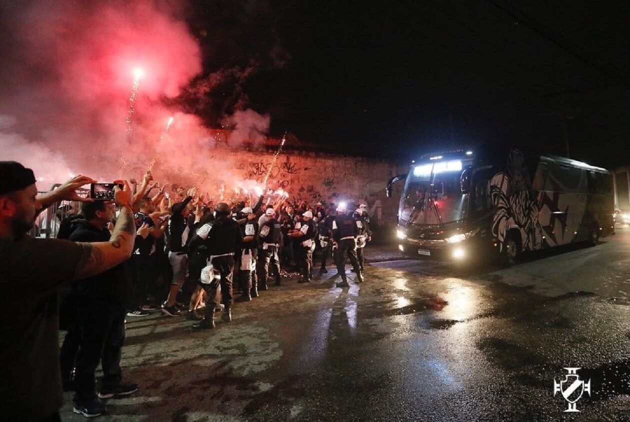 Torcida promove 'rio de fogo' na chegada do ônibus do Vasco