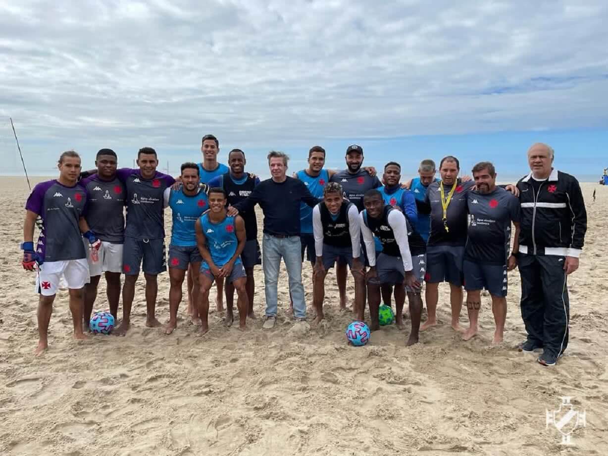 Jorge Salgado visitou treino do Beach Soccer do Vasco