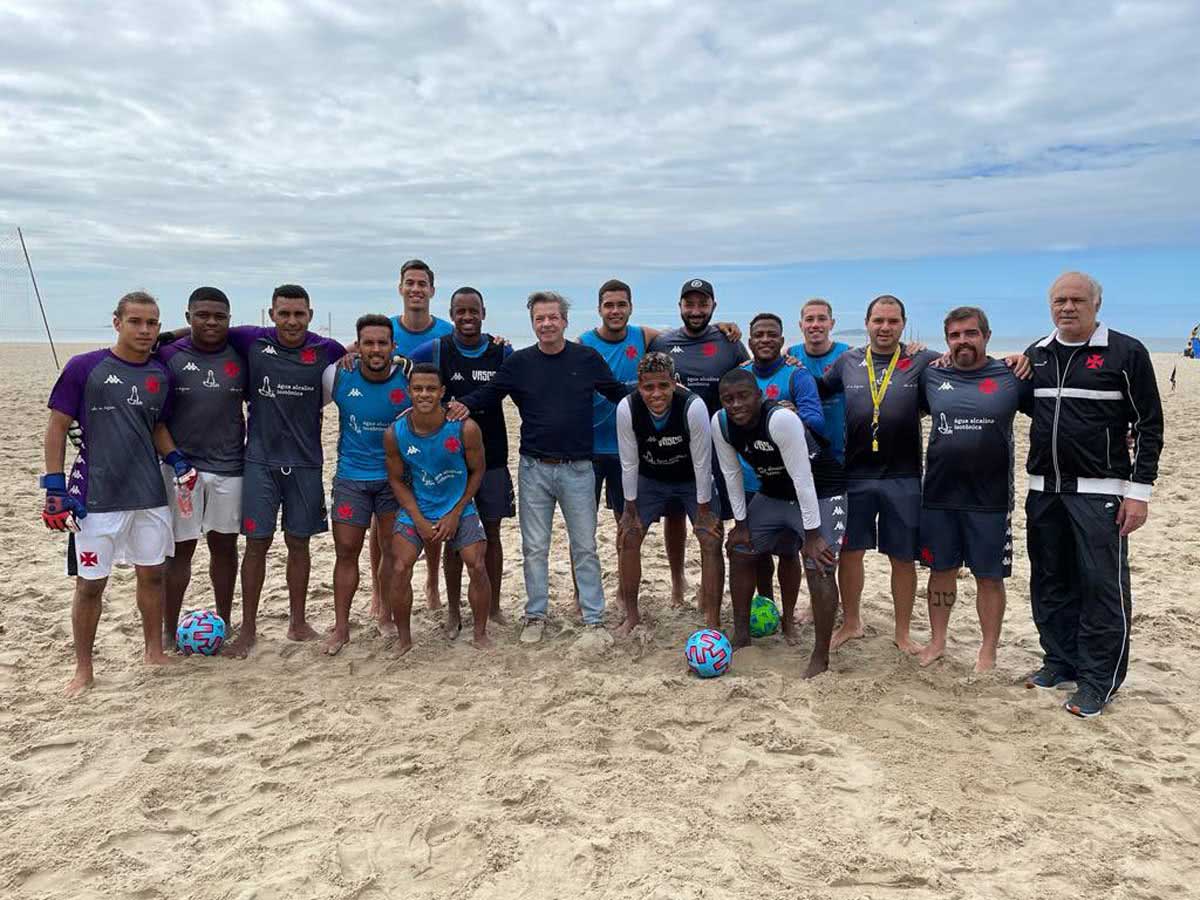 Jorge Salgado e atletas de Beach Soccer
