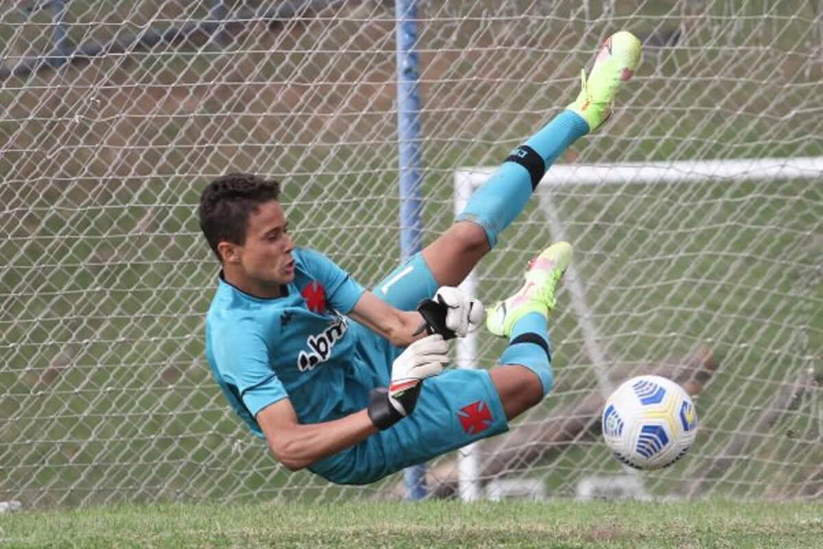 Victor Alemão defendendo pênalti contra o Cruzeiro