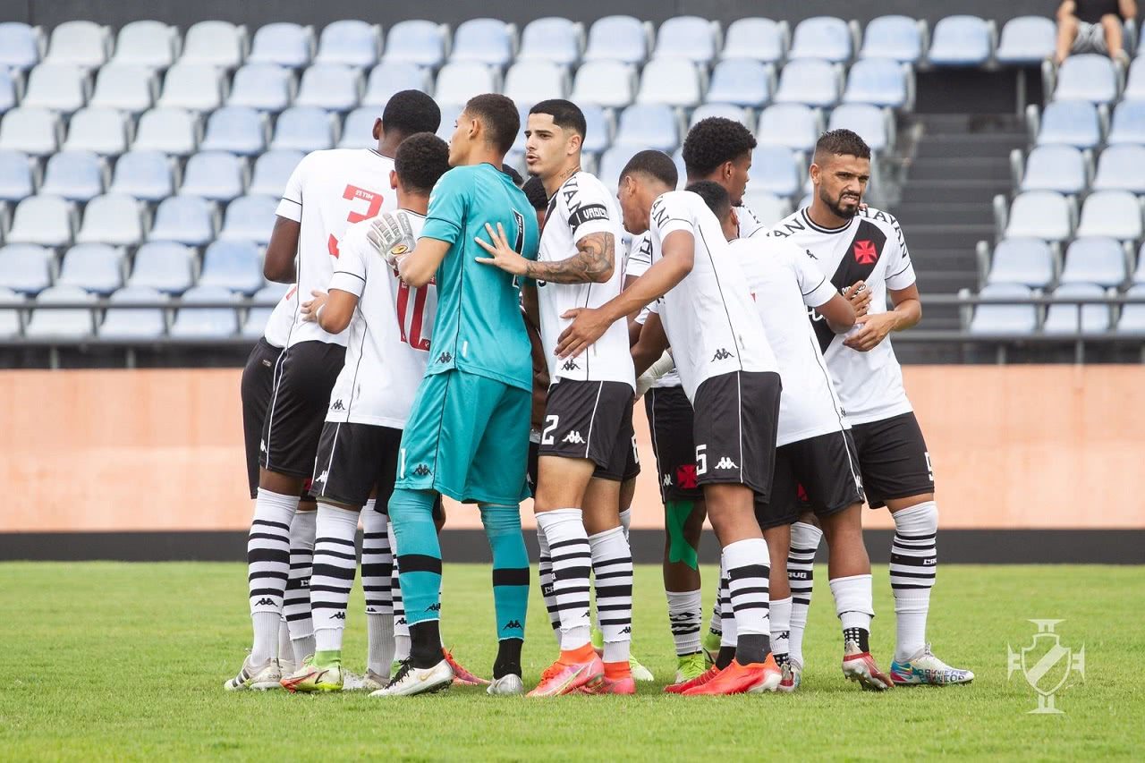 Equipe sub-20 do Vasco no Estádio Jânio Moraes, em Nova Iguaçu