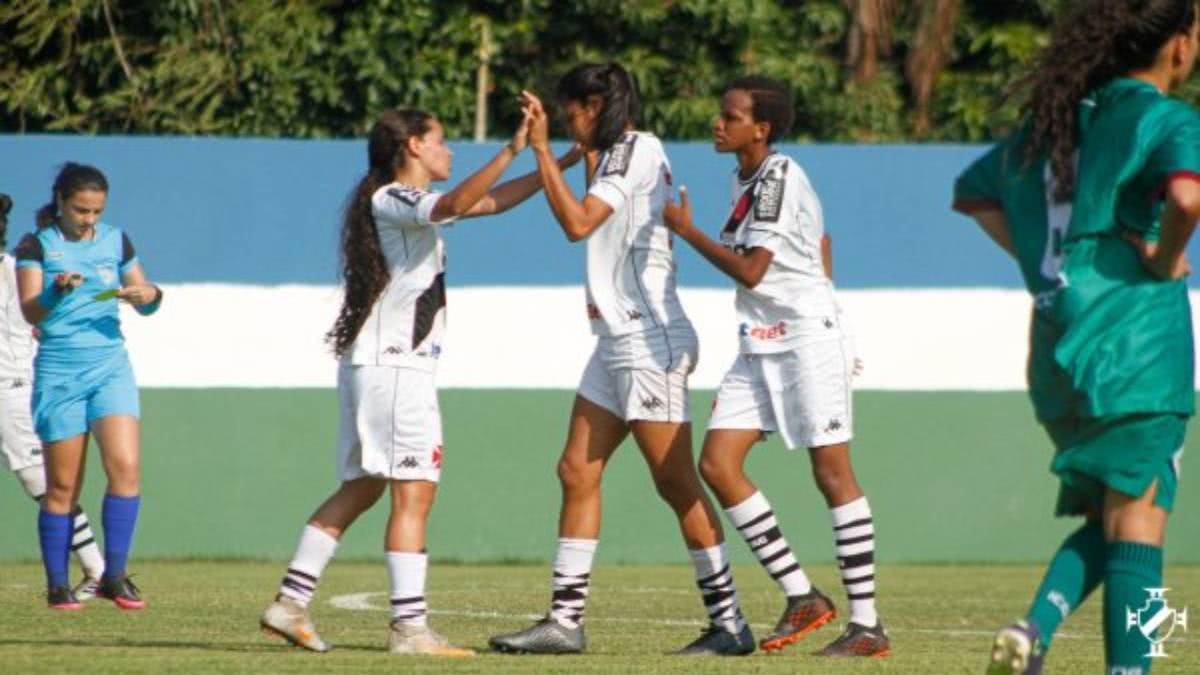 Meninas do Vasco comemorando gol contra a Cabofriense