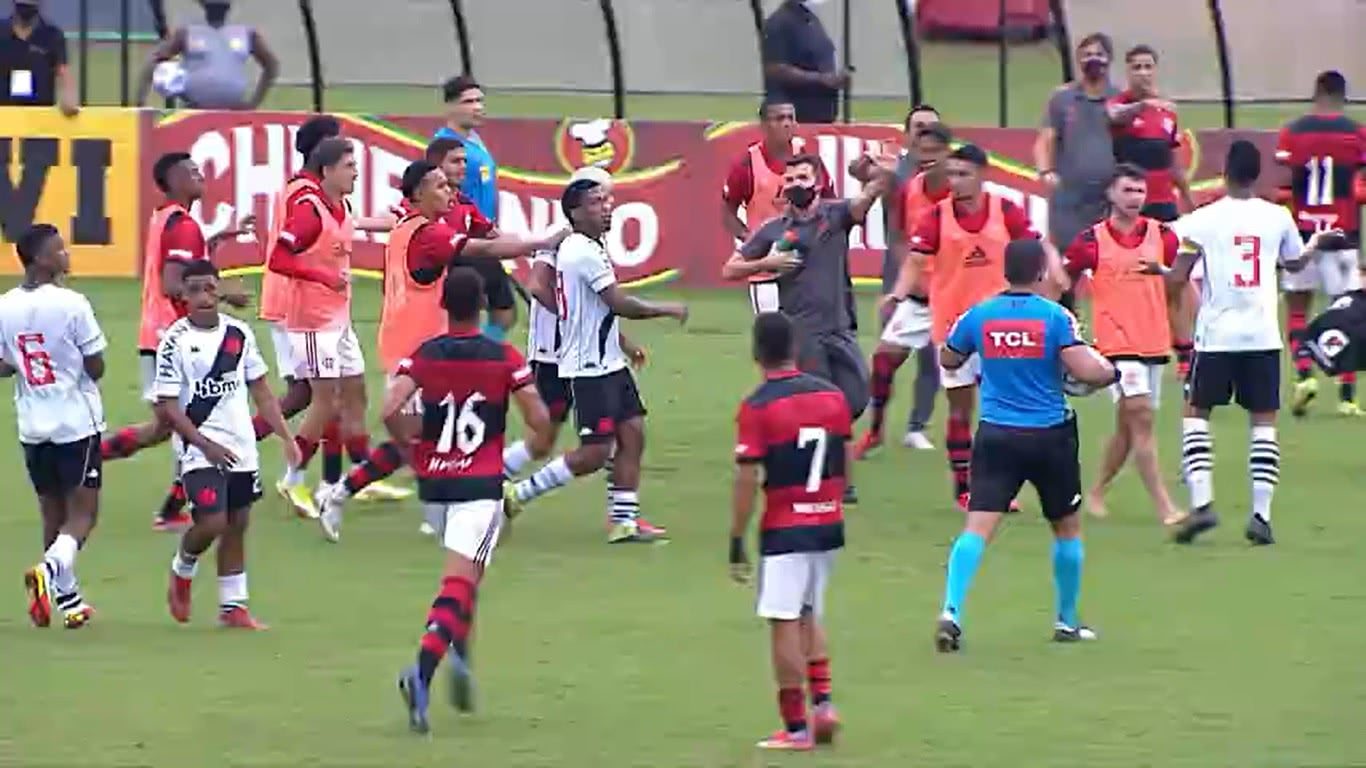 Briga generalizada entre jogadores de Vasco e Flamengo no Sub-20