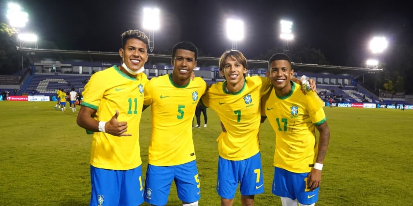 (Segundo da esquerda para direita) Andrey Santos celebra estreia pela Seleção Brasileira Sub-18