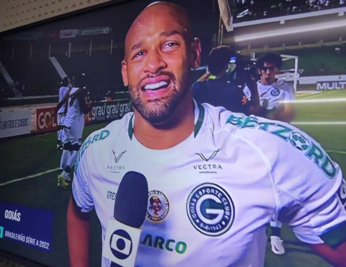 Fellipe Bastos com a camisa do Goiás
