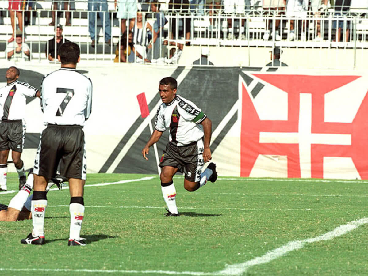 Romário em ação pelo Vasco na go goleada sobre o Guarani em 2001