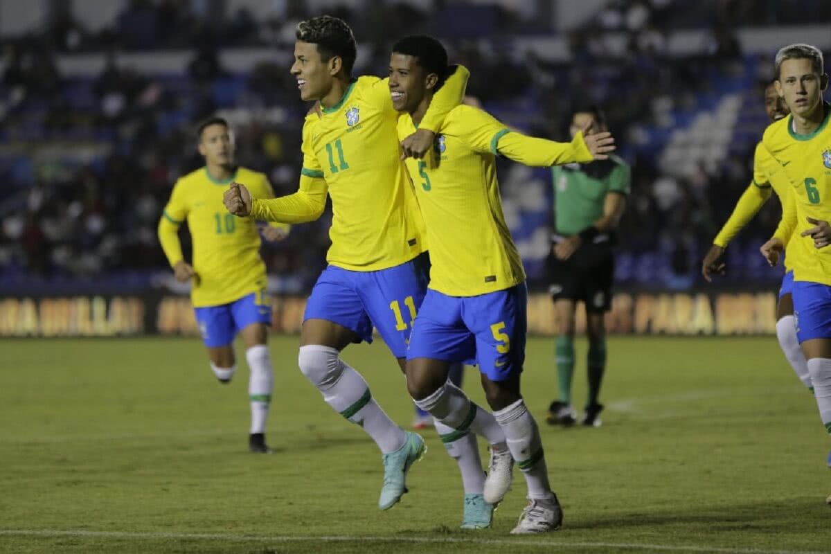 Andrey Santos comemorando gol pela Seleção Sub-18