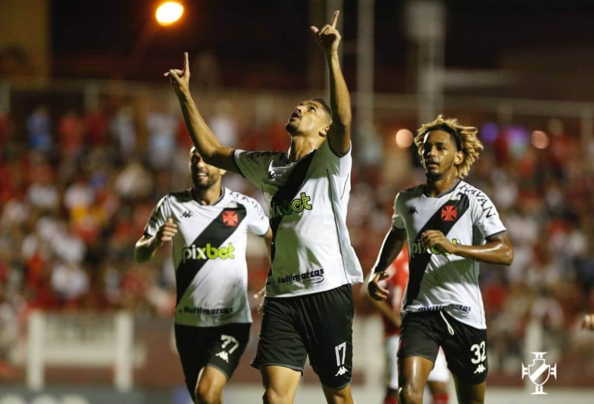 Daniel Amorim comemorando gol contra o Vila Nova