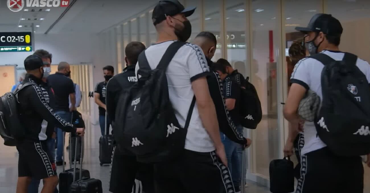 Elenco do Vasco em aeroporto durante viagem para Campinas