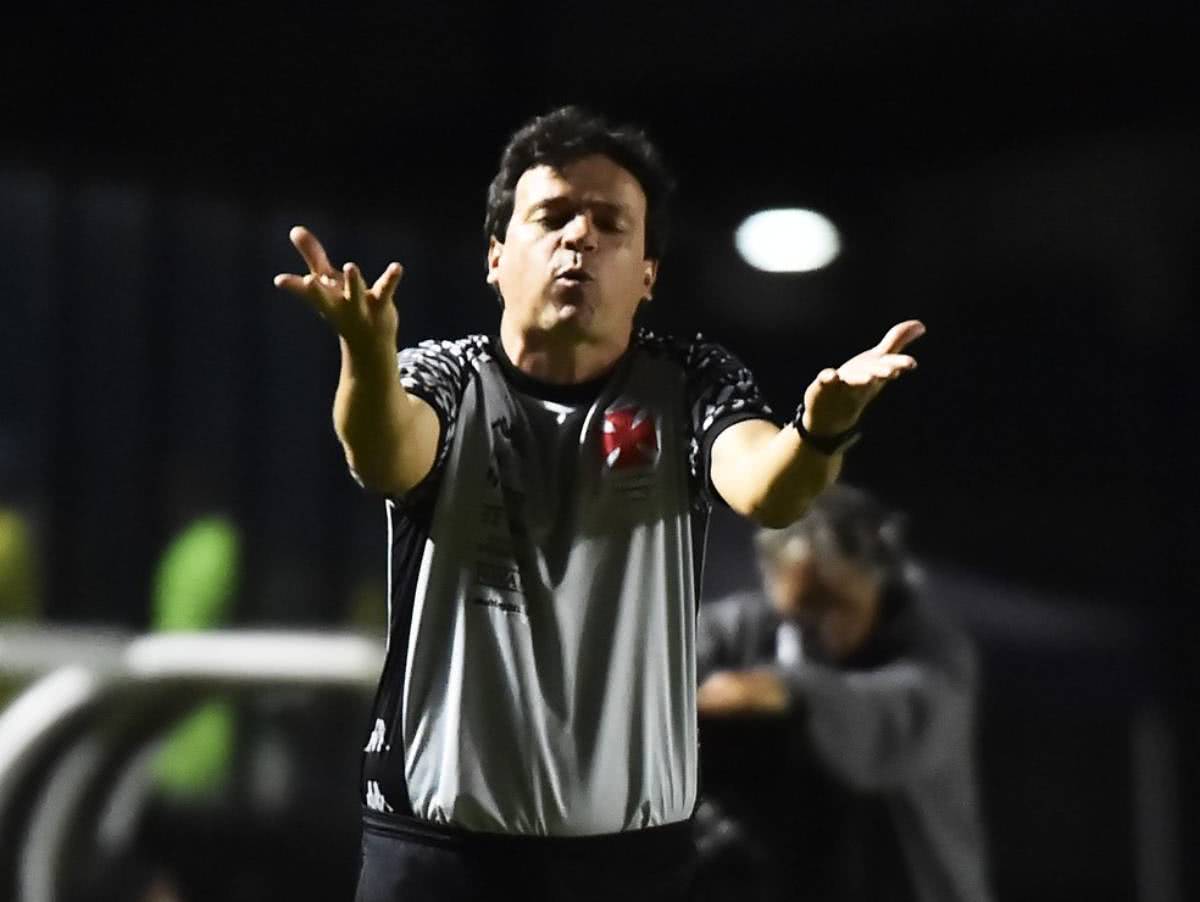 Fernando Diniz durante o jogo contra o Vitória