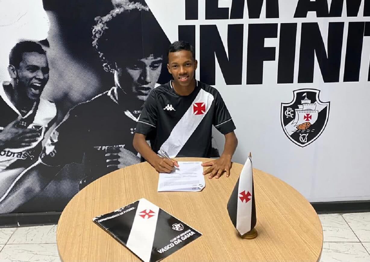 Kauan Kelvin assinou contrato de formação com o Vasco