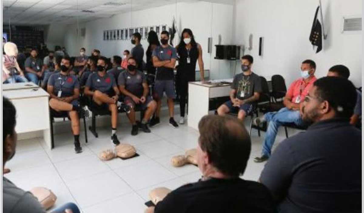 Funcionários do Vasco em treinamento de primeiros socorros