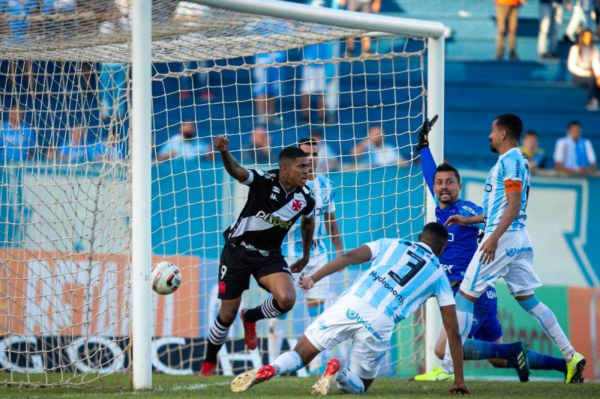 Raniel comemorando gol contra o Londrina pela Série B 2022