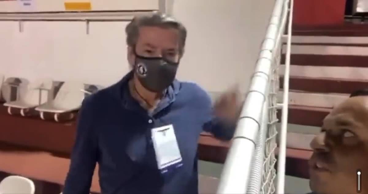 Jorge Salgado hostilizado por torcedor em Goiânia
