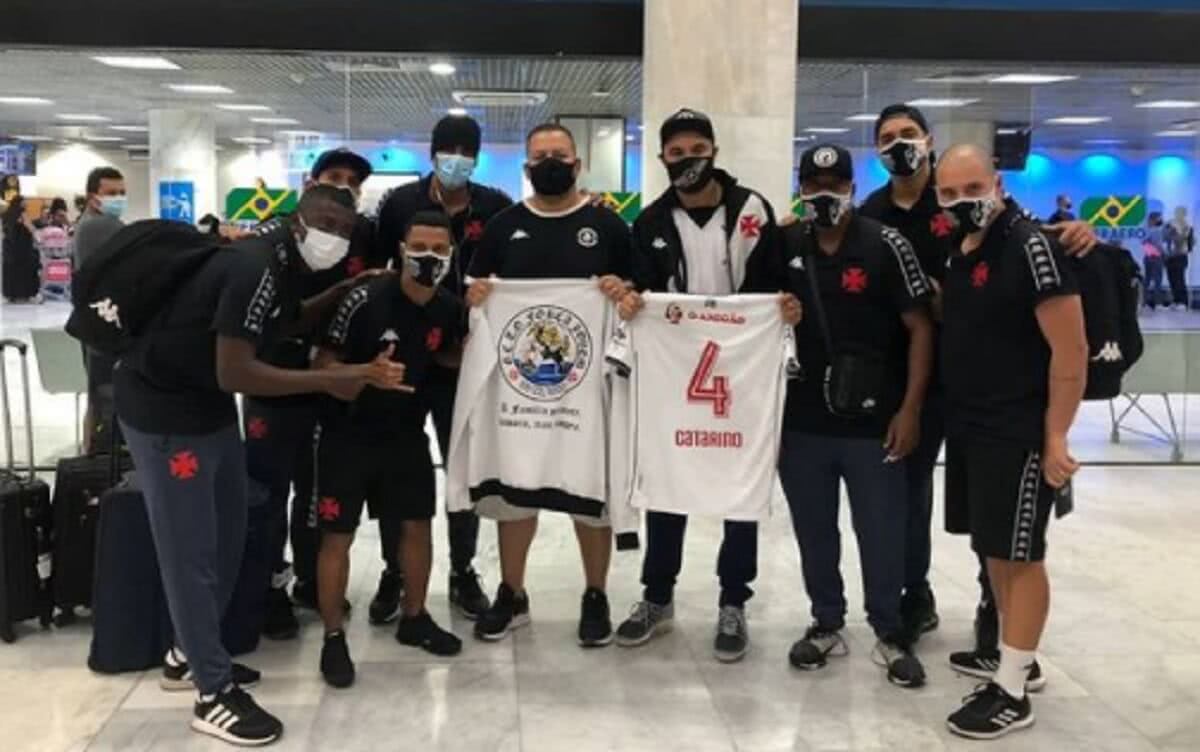 Vasco Beach Soccer e integrantes da FJV em aeroporto no Rio