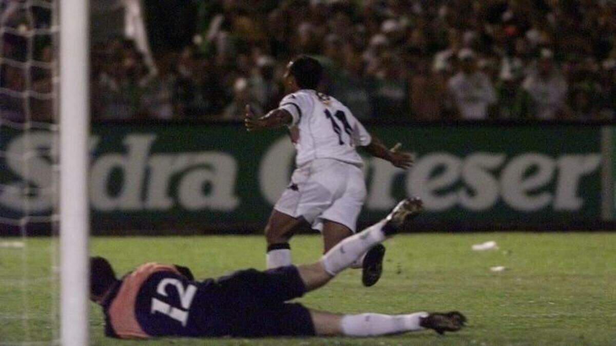 Romário comemora o gol do título da Copa Mercosul de 2000
