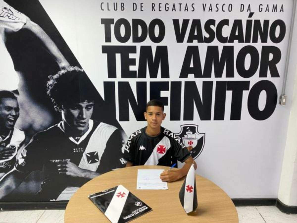 Alexandre assinando contrato com o Vasco