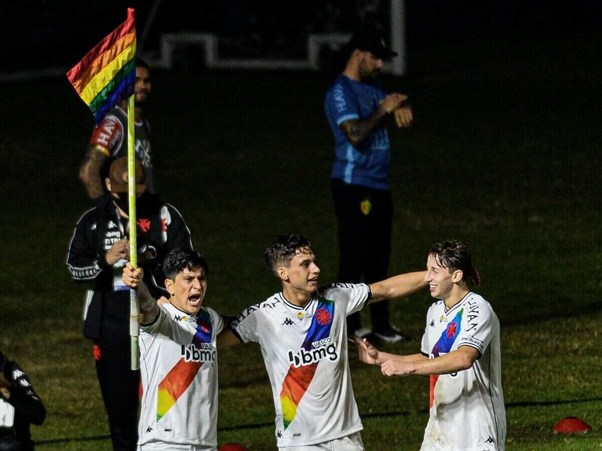 Germán Cano, Sarrafiore e Galarza comemorando gol do Vasco contra o Brusque pela Série B 2021