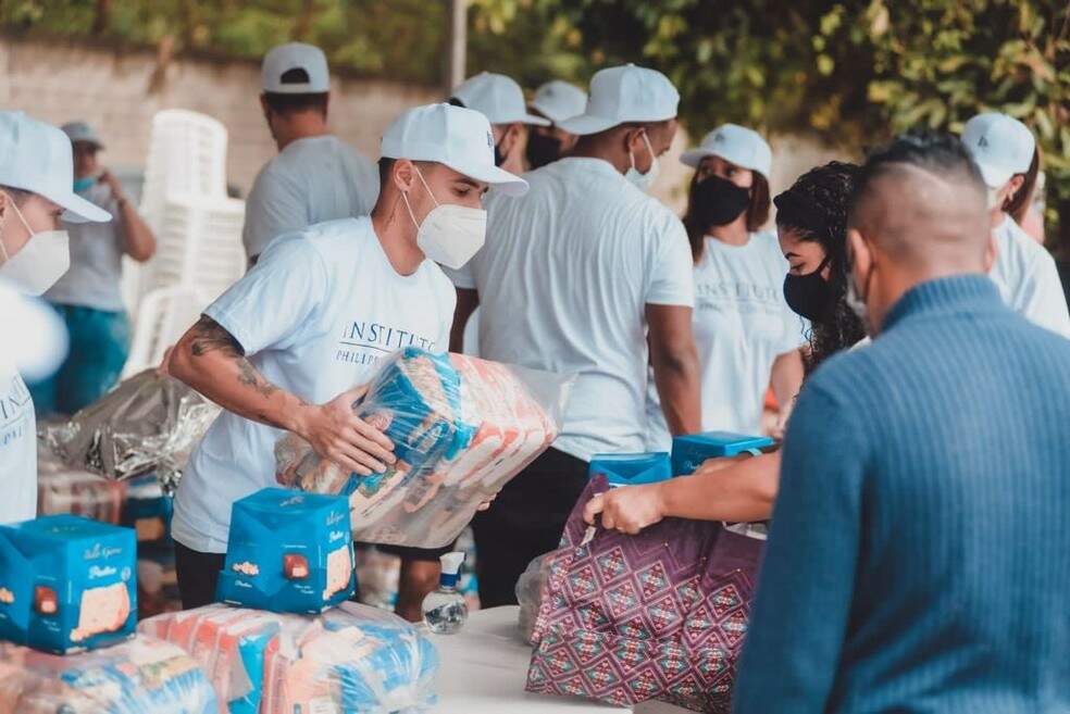 Entrega de cestas básicas em Vargem Grande