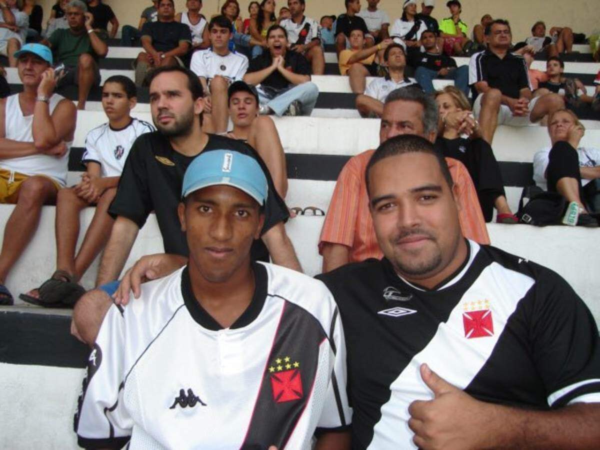 Bruno Cortez com a camisa do Vasco em São Januário