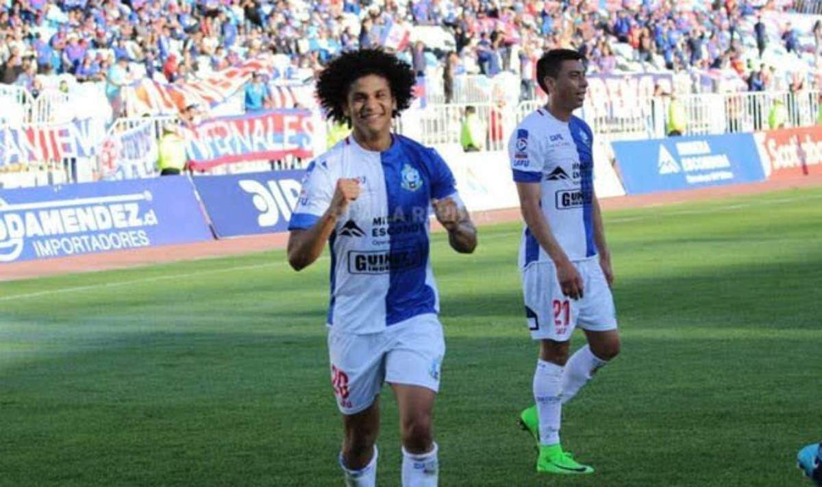 Eduard Bello comemorando gol pelo Deportivo Antofagasta