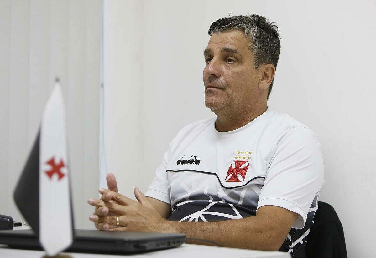 Eduardo Hungaro em sua época de coordenador técnico da base do Vasco
