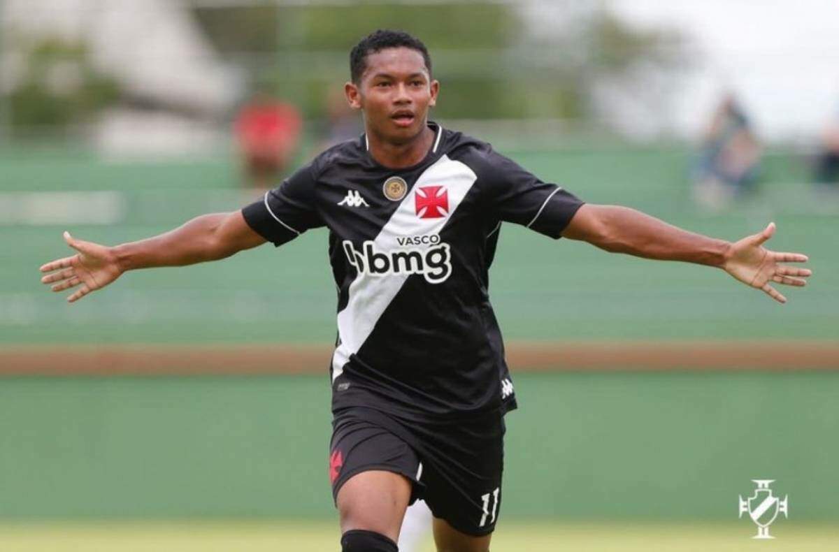 Eguinaldo comemorando gol contra o Fluminense em 2021