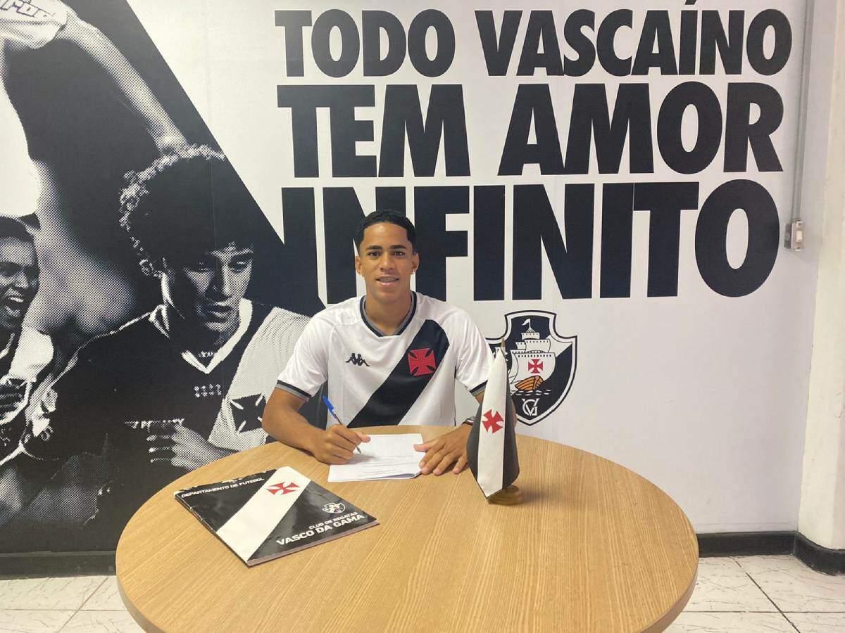 Erick Marcus assinando renovação com o Vasco