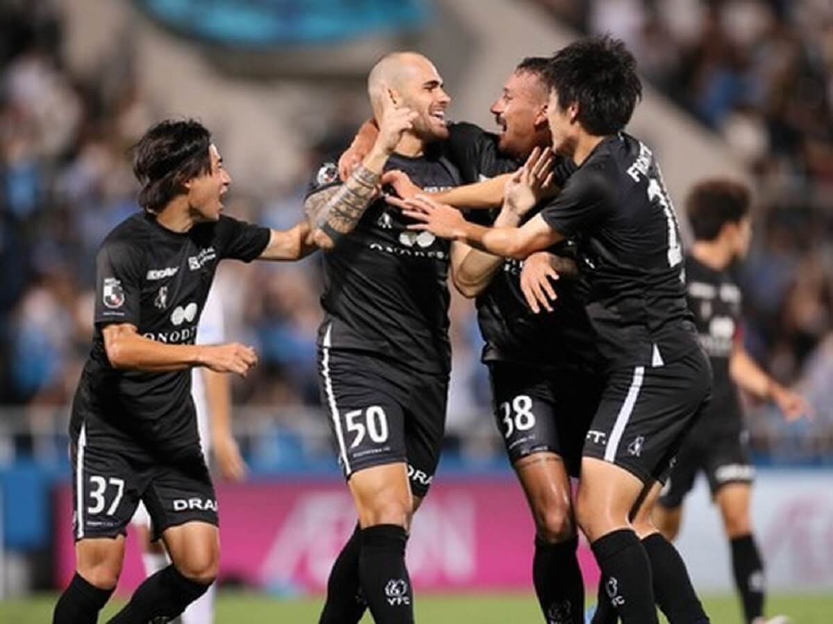 Felipe Vizeu comemorando gol pelo Yokohama com seus companheiros