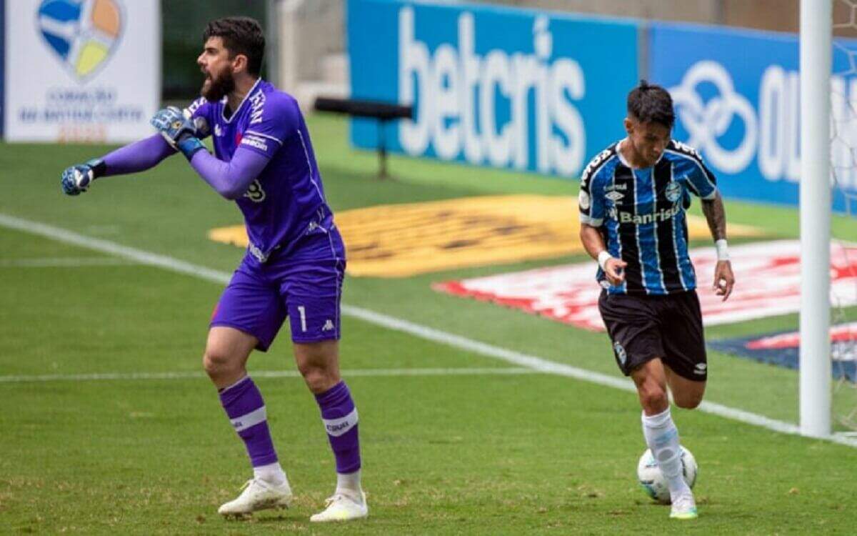 Fernando Miguel em ação pelo Vasco contra o Grêmio